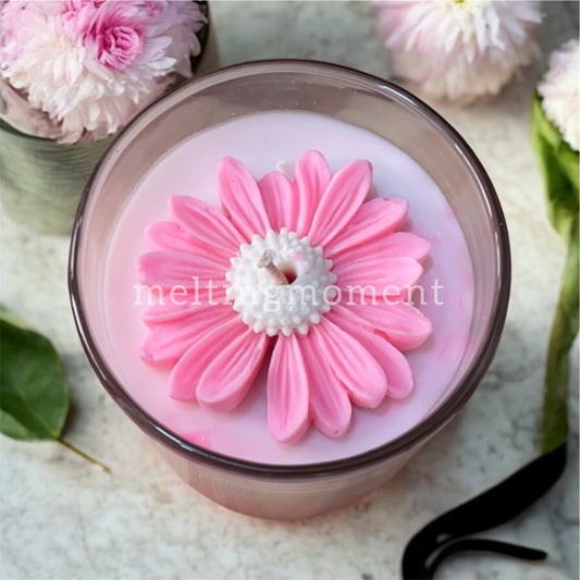 Blooming daisy candle